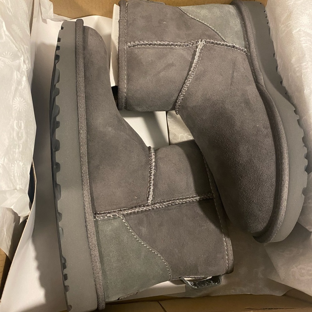 Womens ugg brand new never worn size 7